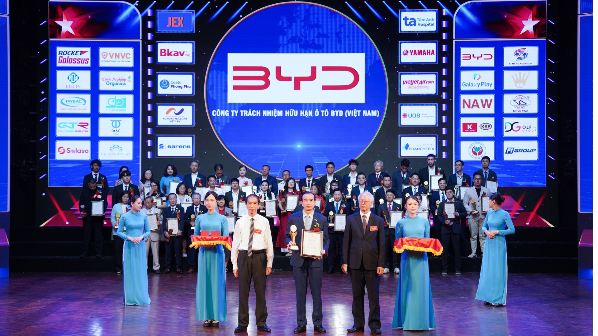 BYD Việt Nam vinh dự đón nhận 2 giải thưởng danh giá tại Hàng Việt Tốt – Dịch vụ Hoàn hảo 2025
